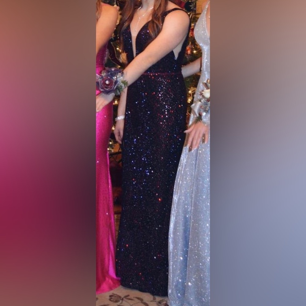 Selling a Vienna prom dress, size 10